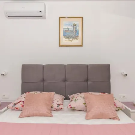 Апартаменти Strawberry