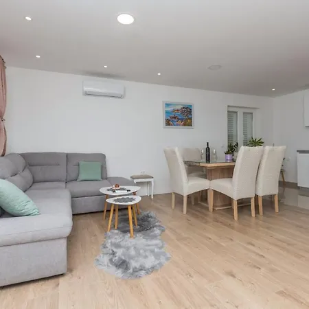 Apartment Strawberry Makarska