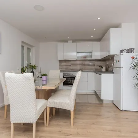 Apartment Strawberry Makarska